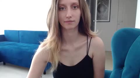 Snapshot of luna_xsensual chatting on September 17, 2025, 12:40 pm L U N A online show from September 17, 2025, 12:40 pm