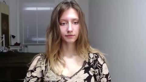 Snapshot of luna_xsensual chatting on October 22, 2025, 6:02 am L U N A online show from October 22, 2025, 6:02 am