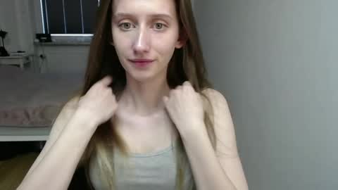 Snapshot of luna_xsensual chatting on May 18, 2026, 5:35 am L U N A online show from May 18, 2026, 5:35 am