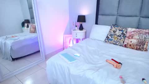 lunaa_moonn online show from September 22, 2025, 12:29 pm