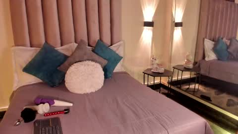 Snapshot of lunaa_moonn chatting on May 23, 2026, 7:29 pm lunaa_moonn online show from May 23, 2026, 7:29 pm