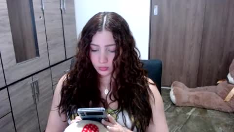 lunaa_sub online show from July 21, 2026, 8:00 pm