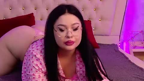lunababe_ online show from June 13, 2026, 11:19 am