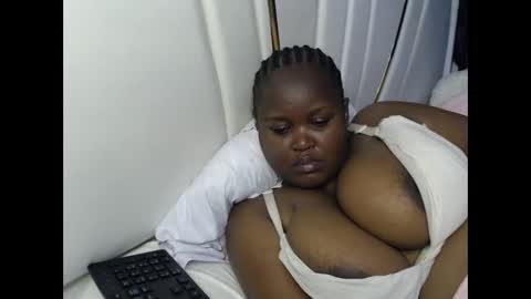 Snapshot of lunabloom01 chatting on October 1, 2025, 3:07 pm lunabloom01 online show from October 1, 2025, 3:07 pm