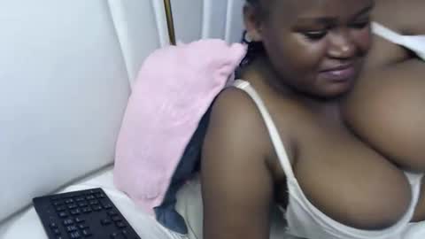 Snapshot of lunabloom01 chatting on October 6, 2025, 12:35 pm lunabloom01 online show from October 6, 2025, 12:35 pm