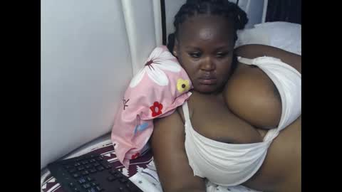 Snapshot of lunabloom01 chatting on October 11, 2025, 8:40 pm lunabloom01 online show from October 11, 2025, 8:40 pm