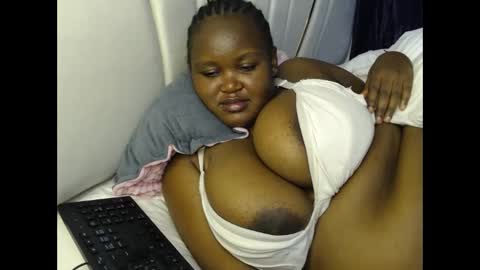 lunabloom01 online show from February 11, 2026, 1:16 pm