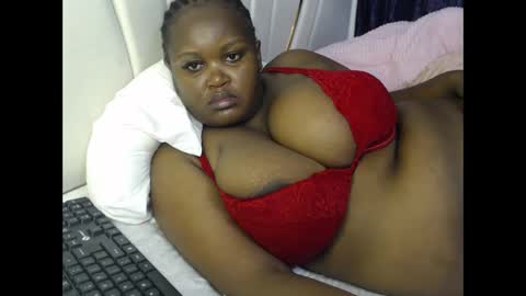 Snapshot of lunabloom01 chatting on May 12, 2026, 5:21 pm lunabloom01 online show from May 12, 2026, 5:21 pm