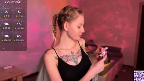 Snapshot of lunacyy chatting on October 3, 2025, 7:55 pm Britney online show from October 3, 2025, 7:55 pm