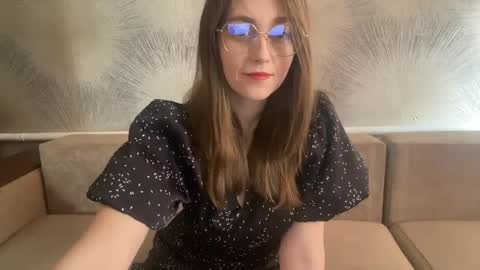 Snapshot of lunafeather chatting on April 1, 2026, 4:24 am lunafeather online show from April 1, 2026, 4:24 am