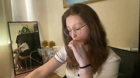 Snapshot of lunafeather chatting on April 19, 2026, 12:04 pm lunafeather online show from April 19, 2026, 12:04 pm