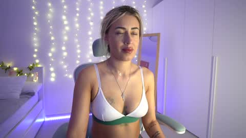 Snapshot of lunaink_ chatting on December 6, 2024, 4:58 am Laura online show from December 6, 2024, 4:58 am