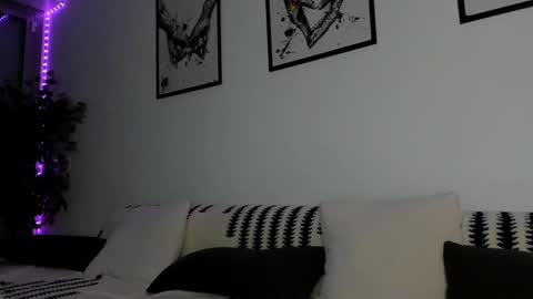 Snapshot of lunaink_ chatting on February 6, 2025, 9:28 pm Laura online show from February 6, 2025, 9:28 pm