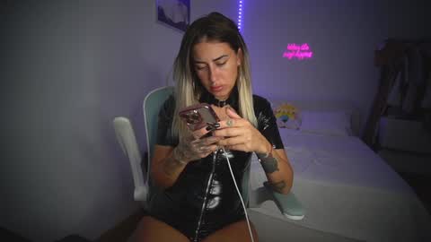 Snapshot of lunaink_ chatting on October 10, 2025, 8:35 am Laura online show from October 10, 2025, 8:35 am