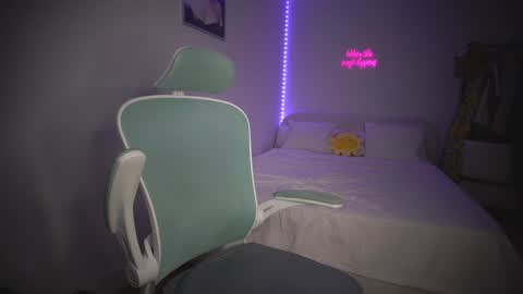 Snapshot of lunaink_ chatting on October 15, 2025, 6:02 am Laura online show from October 15, 2025, 6:02 am