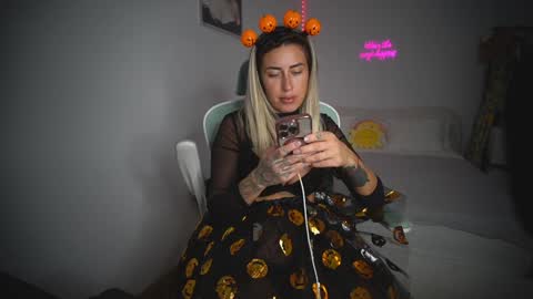 Snapshot of lunaink_ chatting on October 31, 2025, 10:27 am Laura online show from October 31, 2025, 10:27 am