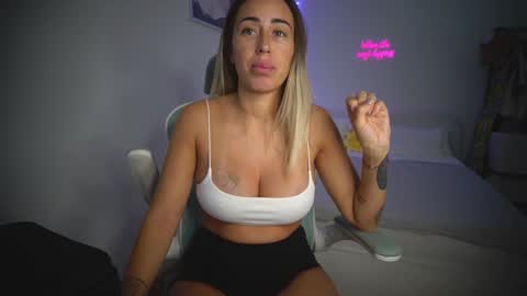 Snapshot of lunaink_ chatting on November 4, 2025, 10:36 am Laura online show from November 4, 2025, 10:36 am