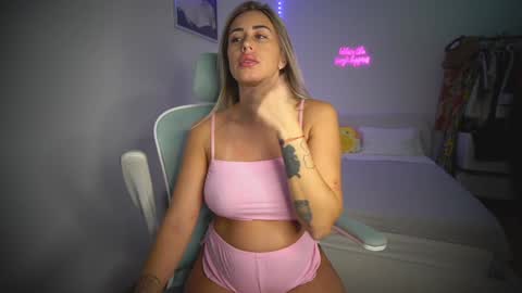 Snapshot of lunaink_ chatting on November 21, 2025, 12:04 pm Laura online show from November 21, 2025, 12:04 pm