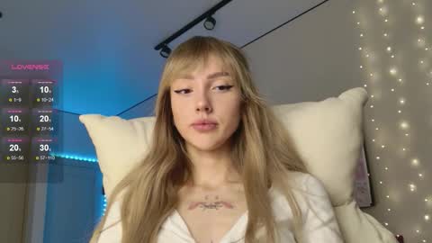 Luna online show from December 23, 2025, 2:42 am