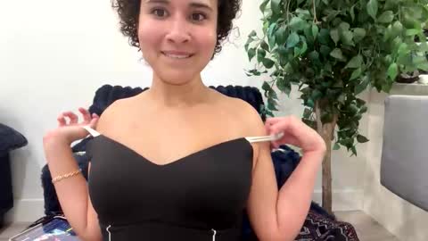 lunaloopzz online show from April 28, 2026, 2:10 am