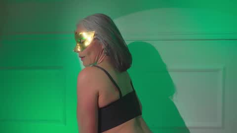 lunamisteriosa_ online show from December 17, 2025, 9:59 am