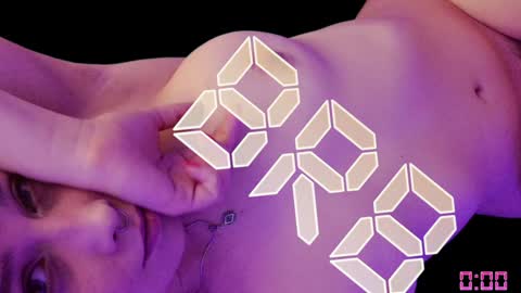 Snapshot of lunaoddity chatting on January 14, 2025, 10:55 pm Luna online show from January 14, 2025, 10:55 pm