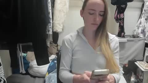 lunapixie2020 online show from December 17, 2024, 2:23 am