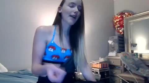 lunapixie2020 online show from February 15, 2025, 9:15 pm