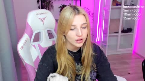 Snapshot of lunatale chatting on December 7, 2024, 11:45 pm Kate online show from December 7, 2024, 11:45 pm