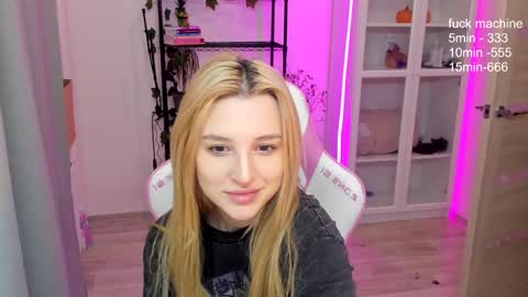 Snapshot of lunatale chatting on December 10, 2024, 1:54 am Kate online show from December 10, 2024, 1:54 am