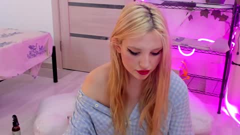 Snapshot of lunatale chatting on January 12, 2025, 6:49 am Kate online show from January 12, 2025, 6:49 am