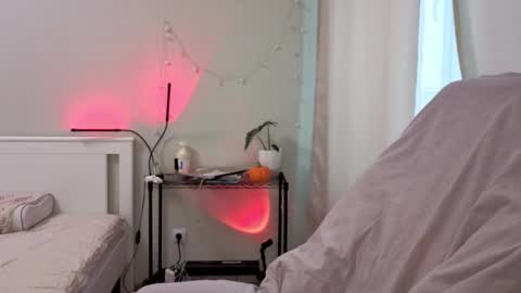 Snapshot of lunatale chatting on October 2, 2025, 7:48 am Kate online show from October 2, 2025, 7:48 am