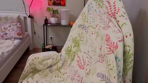 Snapshot of lunatale chatting on November 19, 2025, 1:22 pm Kate online show from November 19, 2025, 1:22 pm