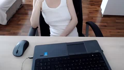 lunavibe_ online show from July 24, 2026, 11:41 am