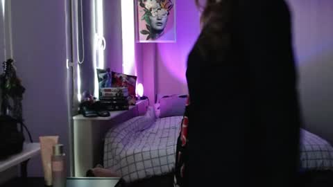 LunaXcherry online show from April 22, 2026, 4:41 pm