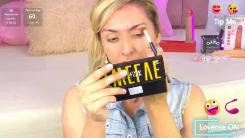 lunitadiva online show from November 17, 2025, 12:55 pm