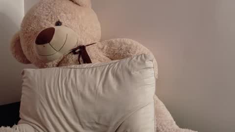 Snapshot of lunnaa1_ chatting on November 7, 2025, 4:23 am Luna online show from November 7, 2025, 4:23 am