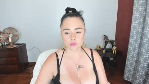 Snapshot of luscious86 chatting on May 25, 2026, 10:49 pm PAULINA online show from May 25, 2026, 10:49 pm