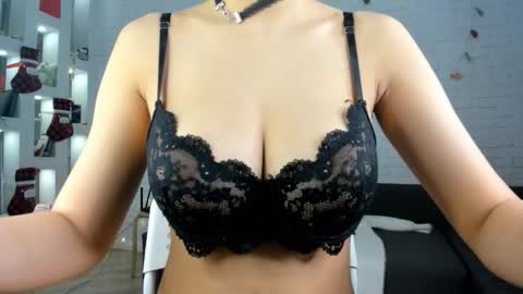 Snapshot of luv_yuna chatting on December 19, 2025, 12:17 am Yuna online show from December 19, 2025, 12:17 am