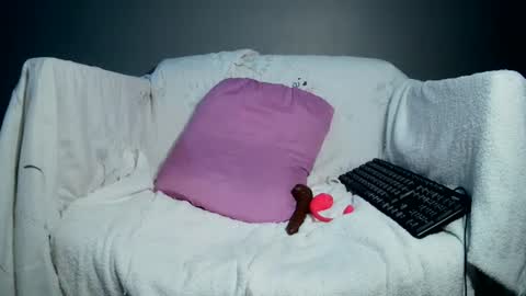 Snapshot of luvu4everxxx chatting on July 20, 2026, 2:37 am Bee Bee online show from July 20, 2026, 2:37 am