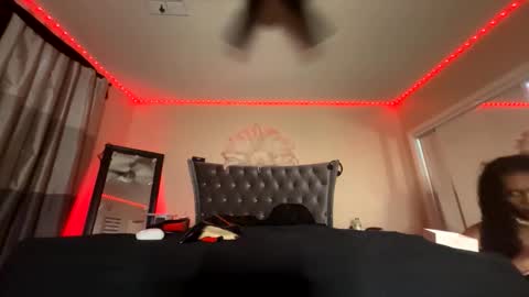 Snapshot of luvvlee chatting on October 17, 2025, 12:01 am luvvlee online show from October 17, 2025, 12:01 am