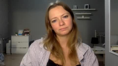 Snapshot of lux_millie chatting on December 22, 2025, 11:02 pm Millie online show from December 22, 2025, 11:02 pm