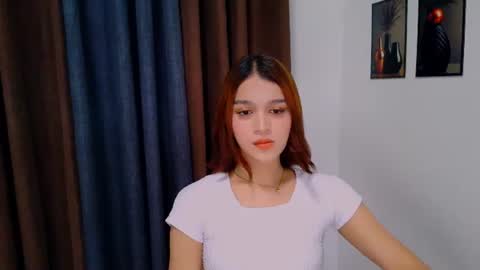 Snapshot of lux_white chatting on June 19, 2026, 9:02 am queen lux online show from June 19, 2026, 9:02 am
