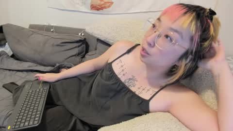 Snapshot of luxgray chatting on December 5, 2024, 10:12 pm LuxGray online show from December 5, 2024, 10:12 pm