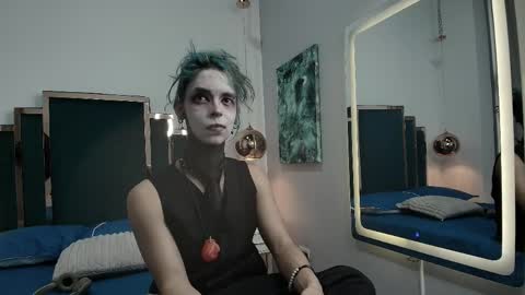 Snapshot of luxiel_ chatting on April 7, 2026, 9:04 pm Luxiel 3 online show from April 7, 2026, 9:04 pm