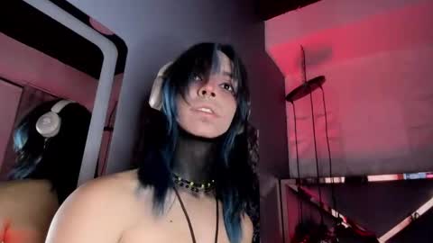 Snapshot of luxiel_ chatting on April 18, 2026, 5:44 am Luxiel 3 online show from April 18, 2026, 5:44 am