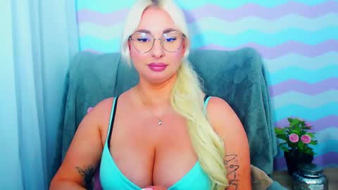 Snapshot of luxuriaaa chatting on June 11, 2026, 7:34 pm Luxuriaa online show from June 11, 2026, 7:34 pm