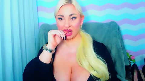 Snapshot of luxuriaaa chatting on June 14, 2026, 8:00 pm Luxuriaa online show from June 14, 2026, 8:00 pm