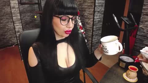 Snapshot of luxurymistress chatting on December 6, 2024, 6:28 pm Spoiled dominant mindfucker mistress MakeupartistNail ArtistFitness and Yoga lover online show from December 6, 2024, 6:28 pm