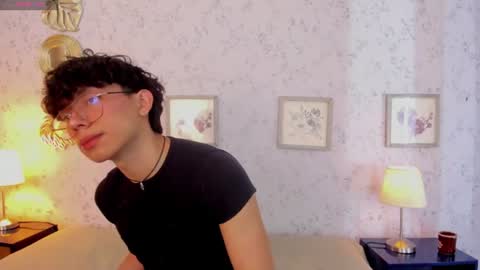 Snapshot of lyan_twink chatting on July 7, 2026, 7:40 pm Lyan online show from July 7, 2026, 7:40 pm